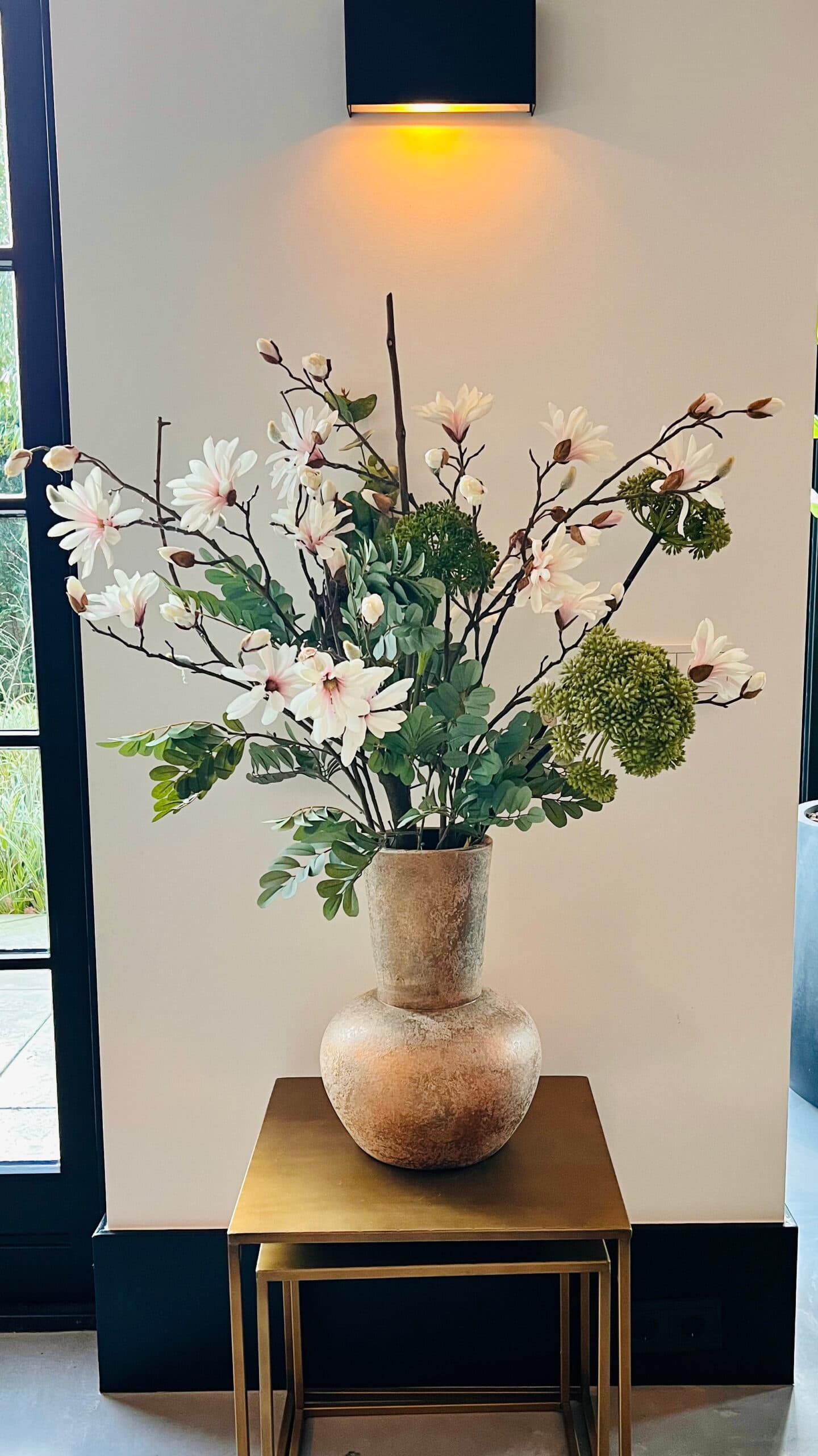 Bloemstuk Madelief met zijden bloemen