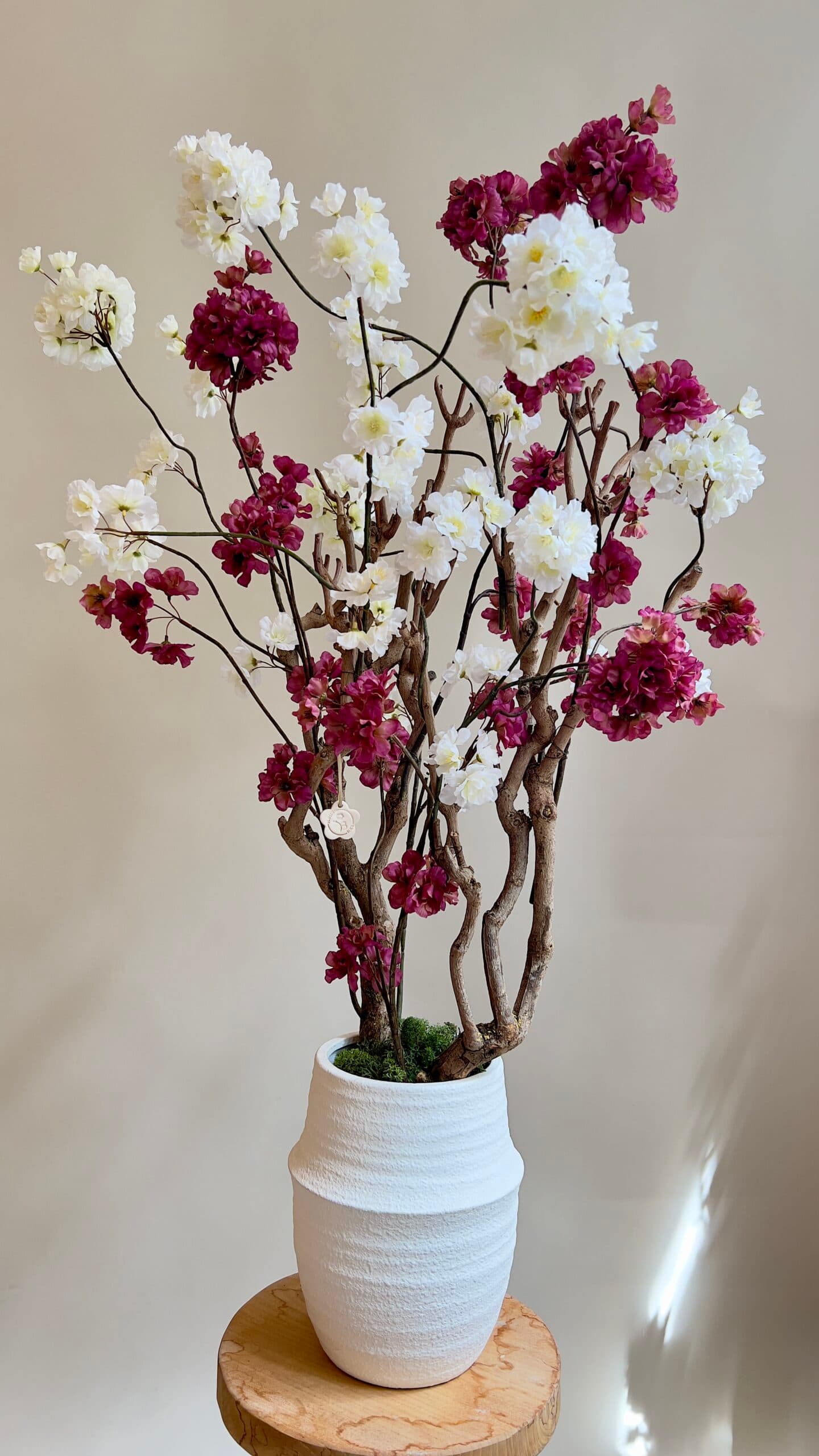 Bloesemtak in wit en fuchsia