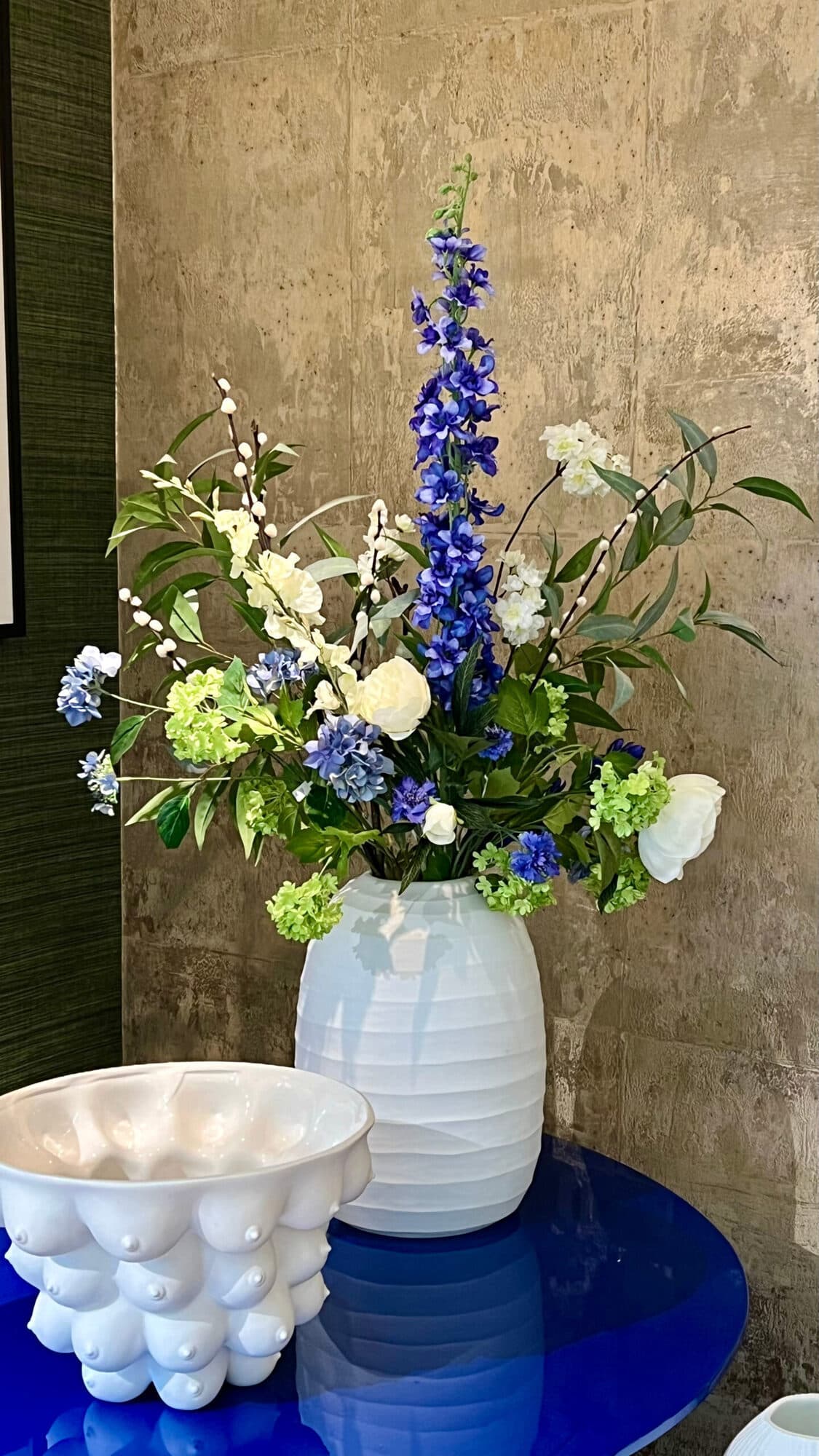 Blauw-wit zijden bloemen arrangement