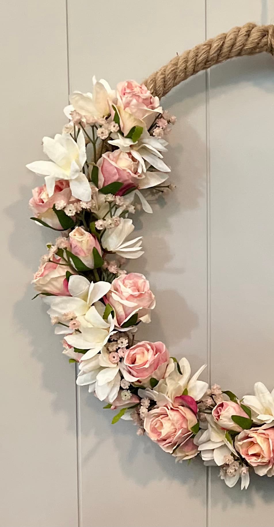 Halve krans van zijden bloemen