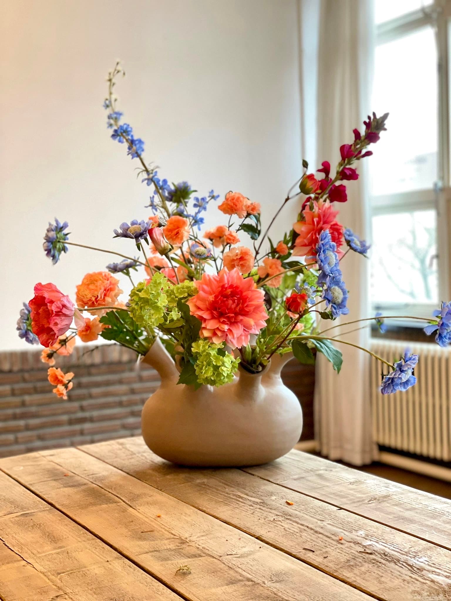 Bonte toetervaas met zijden bloemen