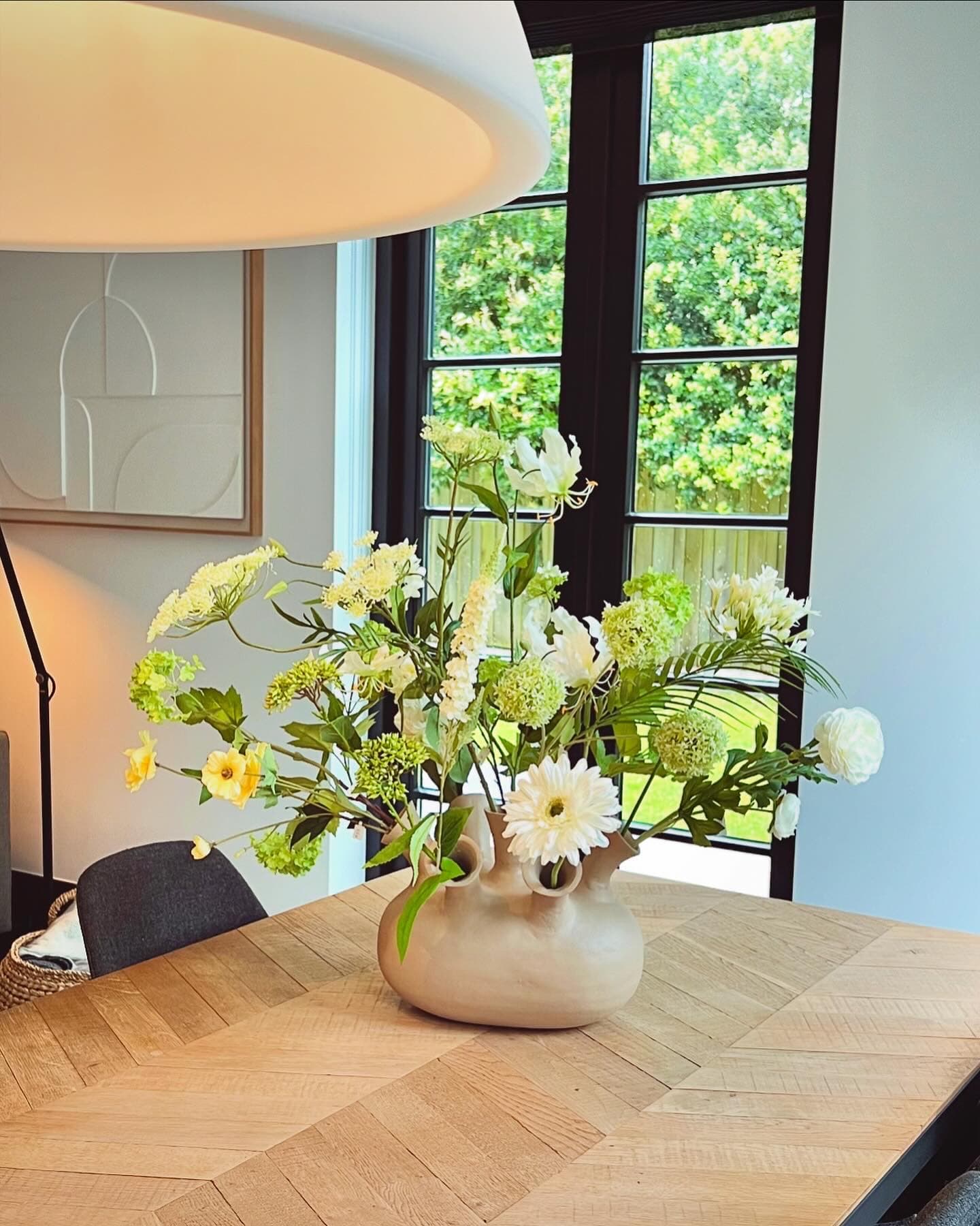 Witte toetervaas met zijden bloemen
