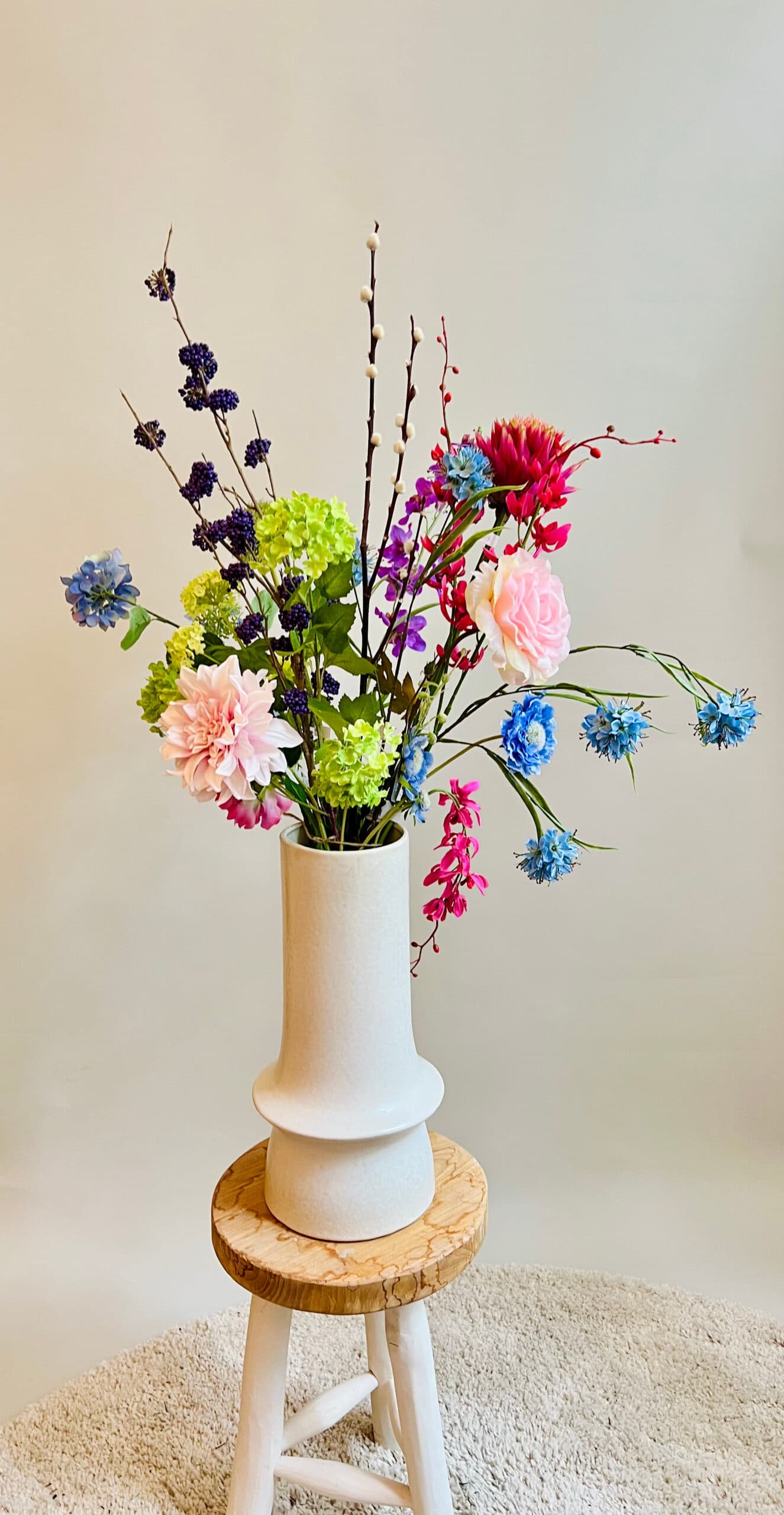 Witte vaas met zijden bloemen