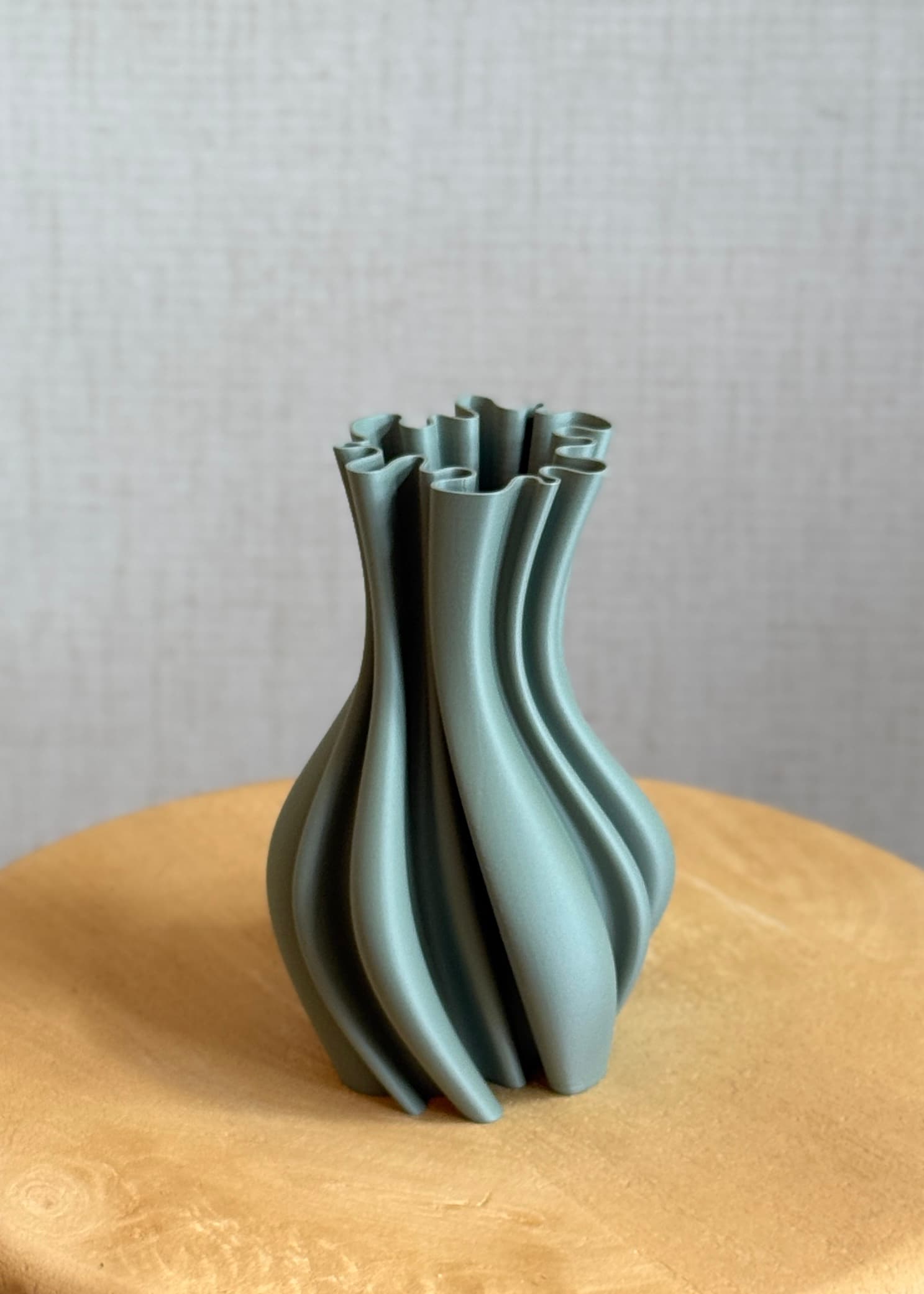 3D geprint vaasje kleur vergrijsd groen 18cm 3