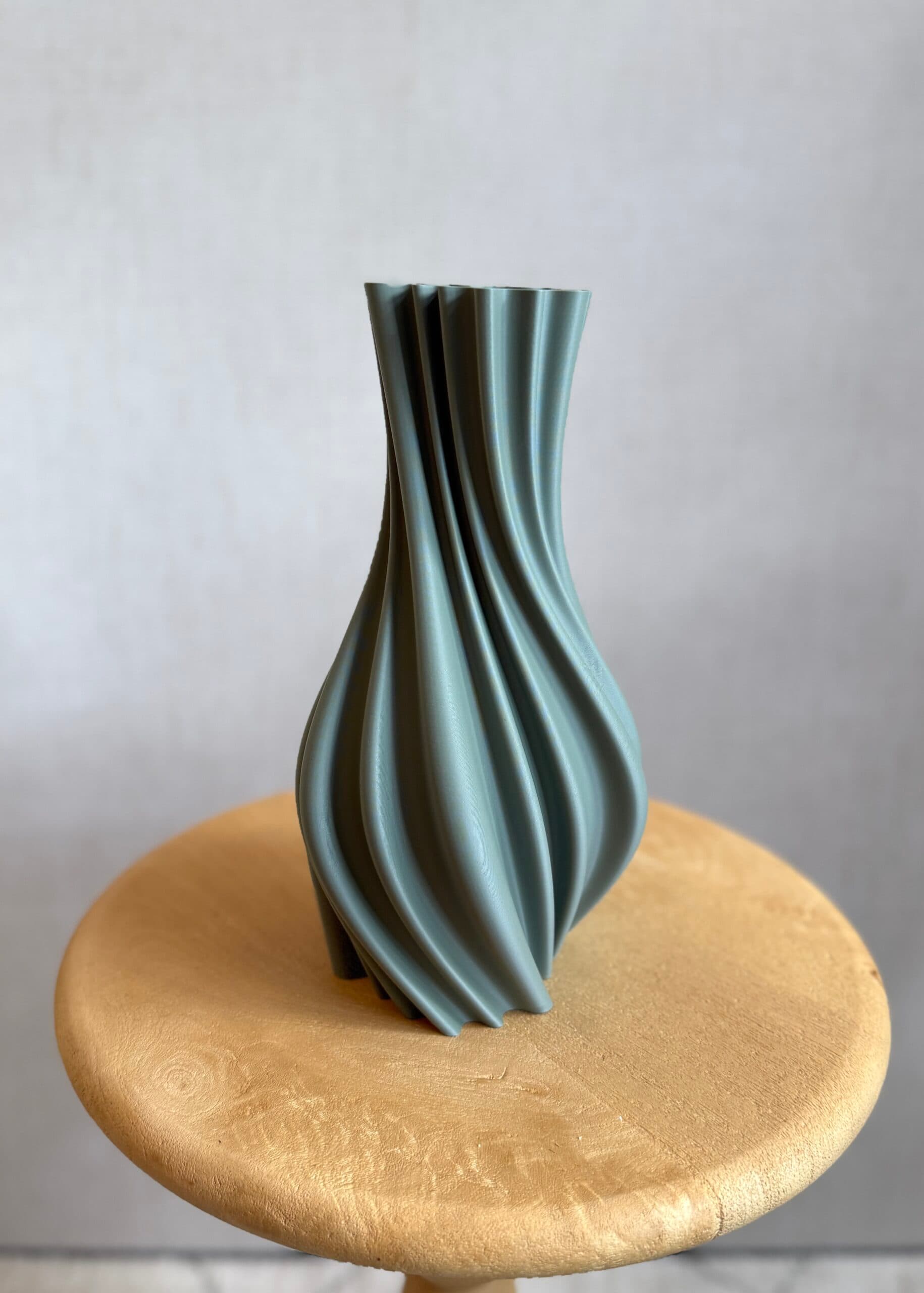 3D geprinte unieke vaas, kleur mat vergrijsd groen 27cm