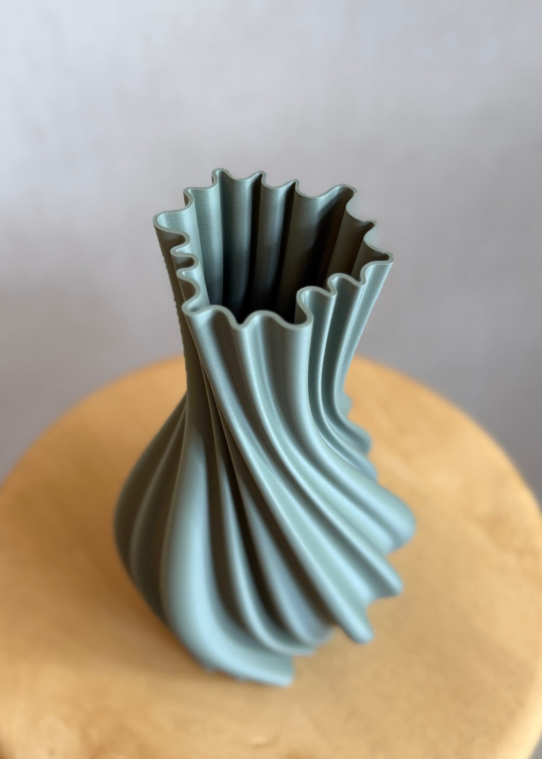 3D geprinte unieke vaas, kleur mat vergrijsd groen 27cm 3