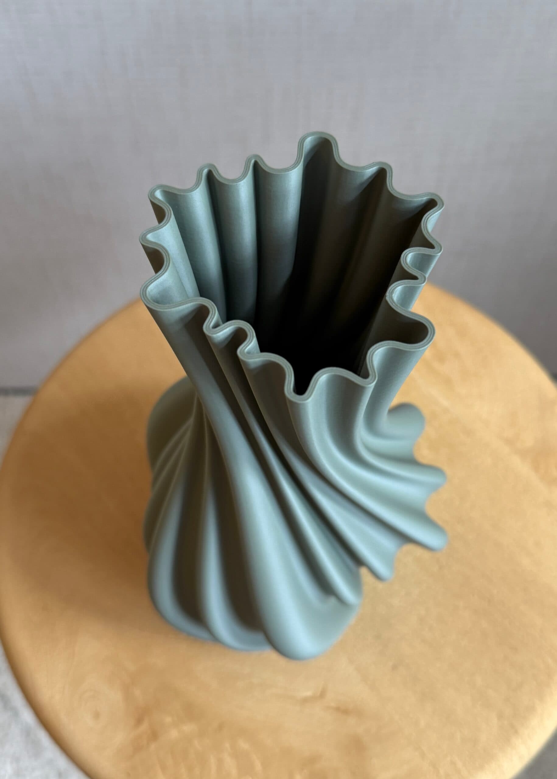3D geprinte unieke vaas, kleur mat vergrijsd groen 27cm 2