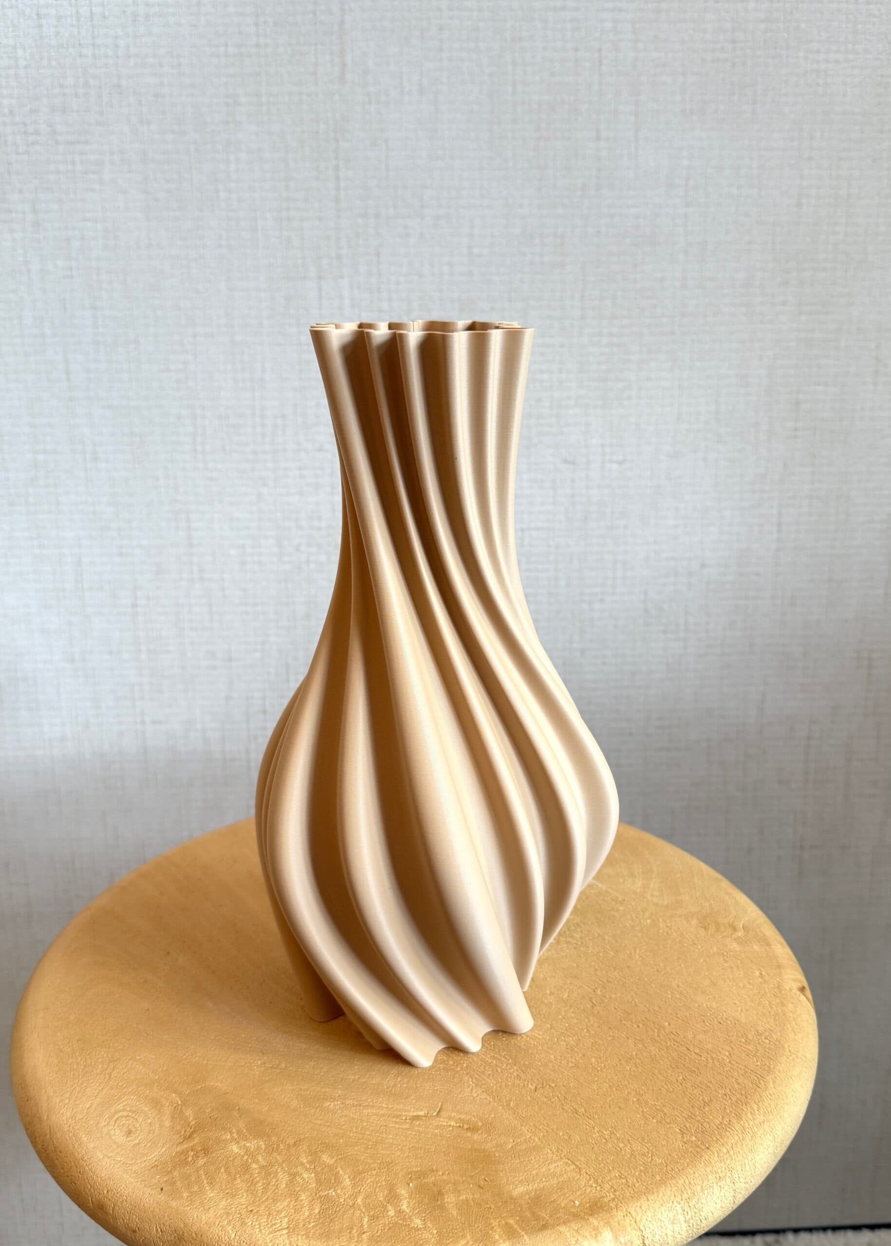 3D geprinte unieke vaas, kleur peanut (houtkleur) 27cm
