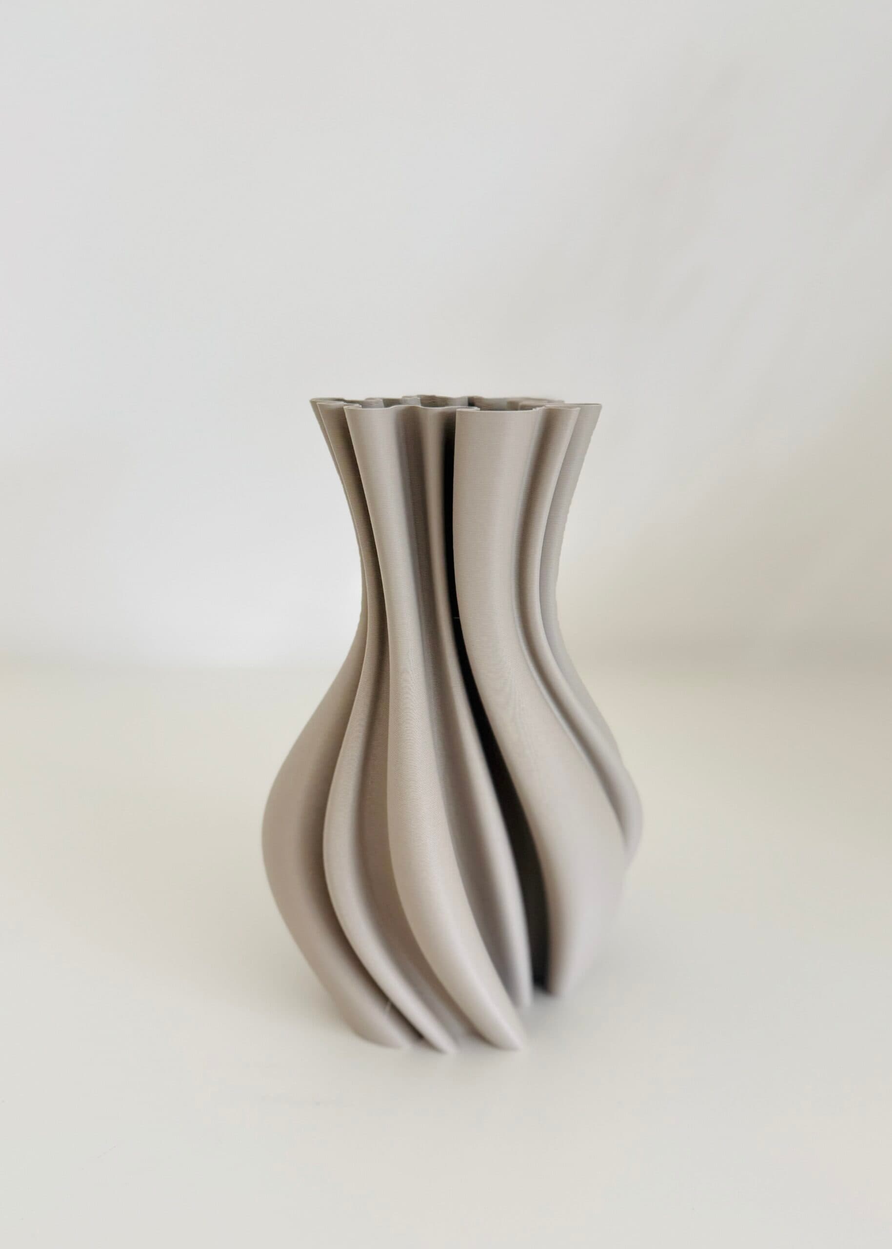 3D geprint vaasje warm grey 18cm 4